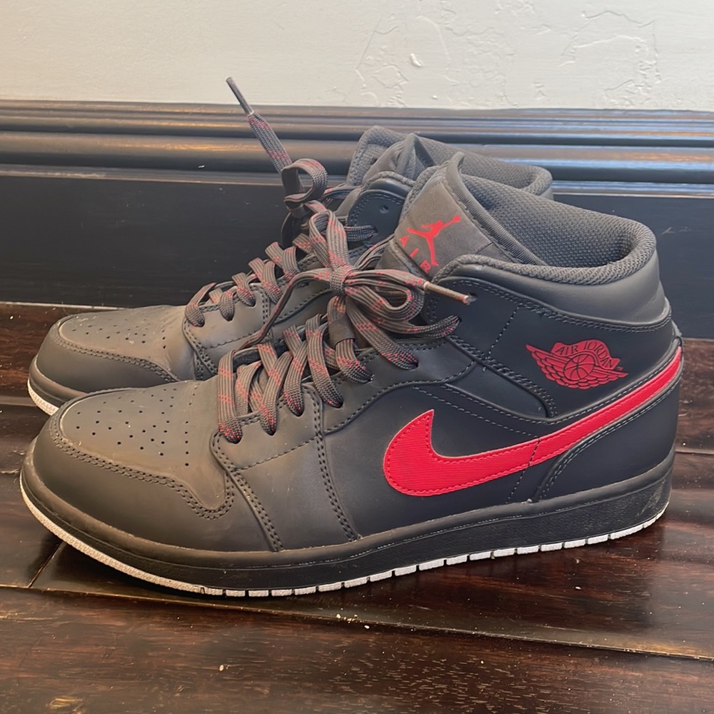 Jordan 1 Retro Mid “Anthracite”